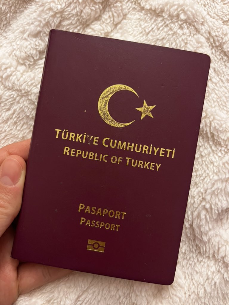 aysusalt7's tweet photo. vietnama gitmek için bile vizeye ihtiyacım olduğunu öğrendiğimden beri pasaportumla bakışıyoruz (20 dk) sen ne işe yarasın söylesene bana ya https://t.co/lFMPhoRqON