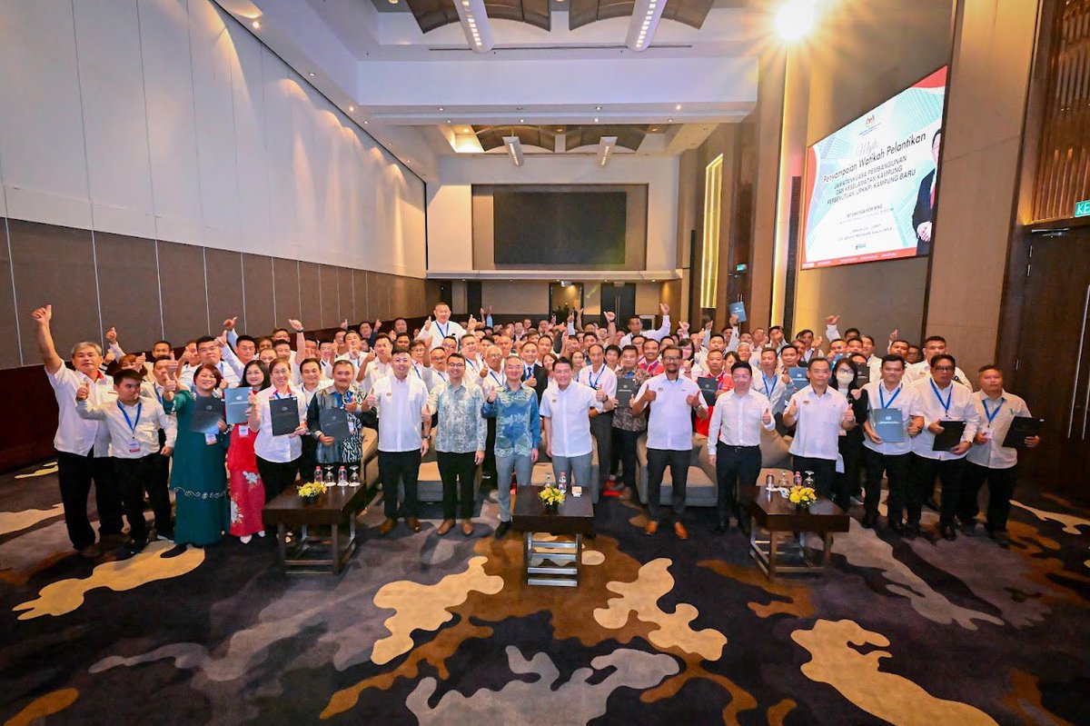 NgaKorMing's tweet photo. Hari ini selesai perlantikan 152 ketua kampung JKKP.Semua calon yg dilantik wajib turun padang segera utk menyelami perasaan rakyat,menjadi lidah &amp;telinga kerajaan serta menjadi jambatan penghubung antara krjn &amp; warga kampung.Pastikan prinsip integriti sentiasa dijulang.@kpkt_gov https://t.co/JI9NdWWlc6