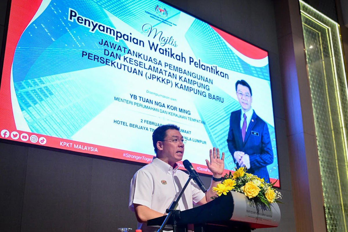 NgaKorMing's tweet photo. Hari ini selesai perlantikan 152 ketua kampung JKKP.Semua calon yg dilantik wajib turun padang segera utk menyelami perasaan rakyat,menjadi lidah &amp;telinga kerajaan serta menjadi jambatan penghubung antara krjn &amp; warga kampung.Pastikan prinsip integriti sentiasa dijulang.@kpkt_gov https://t.co/JI9NdWWlc6