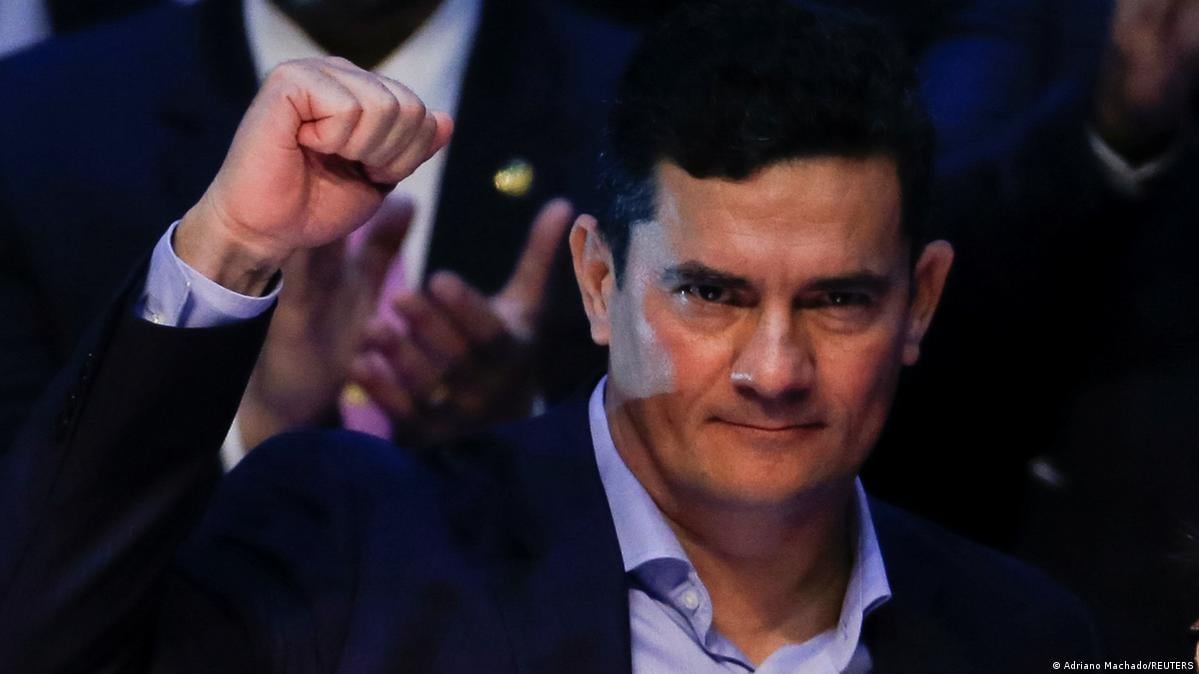 LessaSanta's tweet photo. SÉRGIO MORO me faz lembrar de outro grande Brasileiro: AYRTON SENNA.
Eu me orgulhava demais de Senna; acordava às madrugadas de domingo para assisti-lo. Nas pistas e fora delas ele honrava o nosso Brasil; Um campeão, um cara de caráter. SÉRGIO MORO também me enche de orgulho! 
🇧🇷 https://t.co/nORwMeOlMb