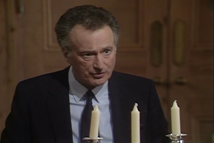 RandCaps's tweet image. "Jim's dilemma: publish predecessor's memoirs but deal with plumbing chaos as leaks emerge. #publishingproblems #plumbingnightmare" #ClassicBritishTV  7pm. #nocontext (From Yes, Prime Minister, Ep: "Official Secrets," (Thu, Dec 10, 1987). Dir. by Sydney Lotterby)