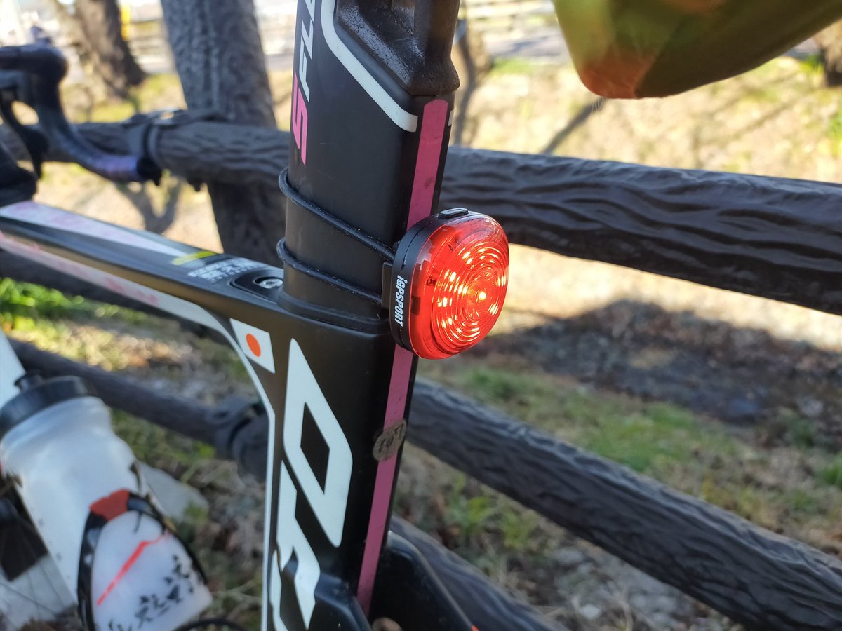 minuma_biker's tweet image. 遅まきながら実戦投入
コンパクトなデザインではあるけど、けして小さ過ぎず視認性は良さげ
長いゴム紐使えばエアロなポストでも簡単装着
自動消灯も信号待ち程度では消えず、復帰もコンビニ駐車場で押し歩きで反応するので実用性も高そう
#iGPSport #TL30