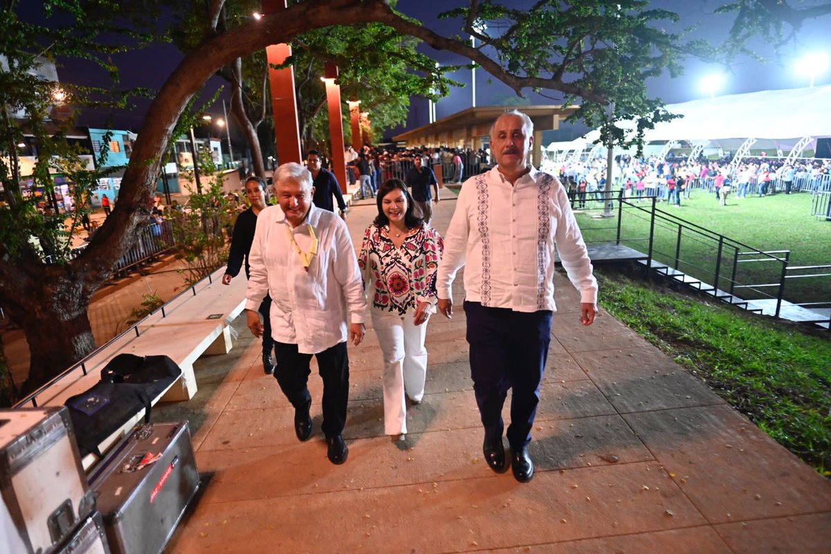Junto al presidente <a href="/lopezobrador_/">Andrés Manuel</a> inauguramos la remodelación integral del emblemático Malecón de Villahermosa, mismo que cuenta con espacios inclusivos y recreativos rodeado del verde hospitalario y humanista inspiración del maestro Carlos Pellicer.