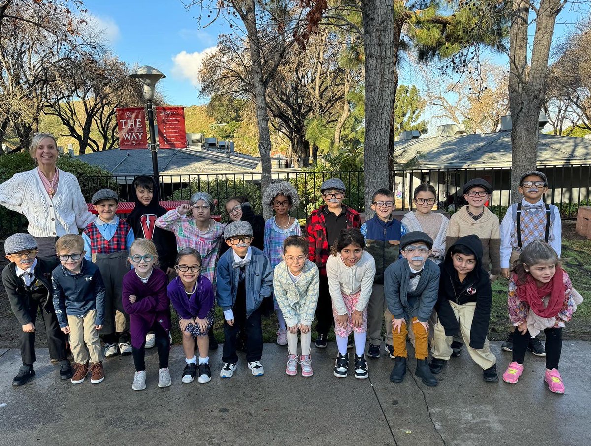 VCSCrusaders's tweet photo. Happy 100th day of school from our 100-year-old first-graders, who dressed up for the occasion! Meanwhile, kindy also enjoyed fun themed snacks and activities!
_____
#VCSFamily #CRUNITED #VCSElementary #100Days https://t.co/FTiplqT5iP