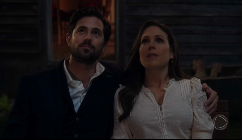 O episódio de #QuandoChamaOCoração termina aqui! Continue acompanhando a emocionante história de Elizabeth e de toda Hope Valley de segunda a sexta, às 21h45, na tela da RECORD 💖