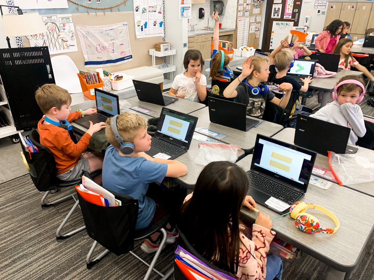misscoltharp's tweet photo. We love when @u2woods teaches us something new! #hammfam #BetterTogether #hammheroes @hammelem @rockwallschools https://t.co/6vTsfZIlLy