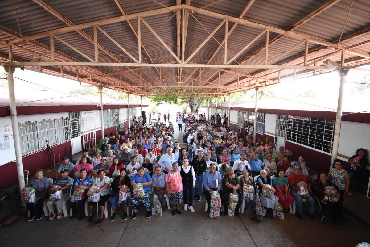 DifAltamira4T's tweet photo. Este viernes continuamos con el recorrido de entrega de apoyos alimenticios de primera calidad por parte del programa Adulto Activo, beneficiando a las colonias 
Satélites, Municipios Libres y Laguna de la Puerta con un total de 747 apoyos entregados en estas zonas. 👵🏻👴🏻✨ https://t.co/m1WAUiezVS