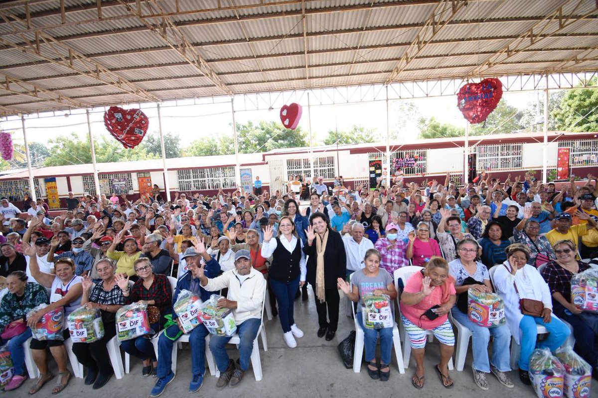 DifAltamira4T's tweet photo. Este viernes continuamos con el recorrido de entrega de apoyos alimenticios de primera calidad por parte del programa Adulto Activo, beneficiando a las colonias 
Satélites, Municipios Libres y Laguna de la Puerta con un total de 747 apoyos entregados en estas zonas. 👵🏻👴🏻✨ https://t.co/m1WAUiezVS