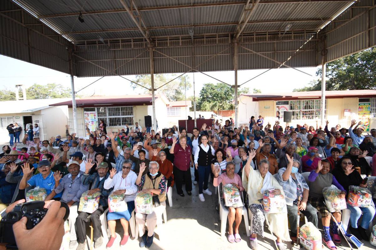 DifAltamira4T's tweet photo. Este viernes continuamos con el recorrido de entrega de apoyos alimenticios de primera calidad por parte del programa Adulto Activo, beneficiando a las colonias 
Satélites, Municipios Libres y Laguna de la Puerta con un total de 747 apoyos entregados en estas zonas. 👵🏻👴🏻✨ https://t.co/m1WAUiezVS