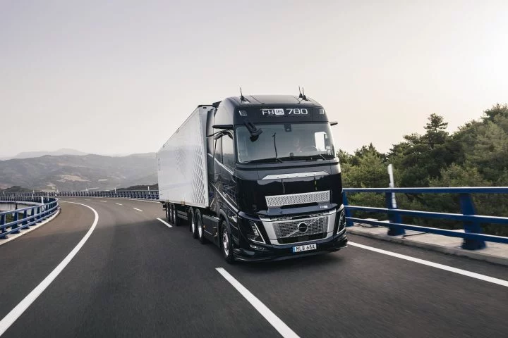 AutosTunning's tweet photo. El Volvo más bestial de la historia tiene 780 CV, 17 litros, 3.800 Nm de par… y no es un coche https://t.co/MOIeAWUEhJ https://t.co/bC8Yc1ZYlc