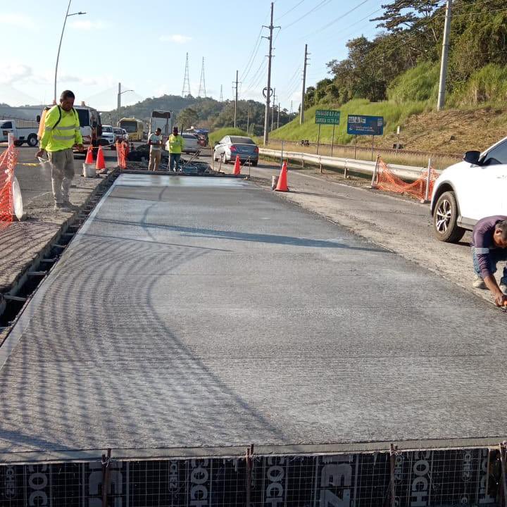 MOPPma's tweet photo. 📍Panamá | Con la finalidad de mejorar la red vial en la ciudad, nuestro #EquipoMOP continúa realizando los trabajos de reposición de losas en la vía, en la Ave. Omar Torrijos, frente a las exclusas de Pedro Miguel. 
#TrabajandoPorPanamá🇵🇦 https://t.co/2K4riKNVT0