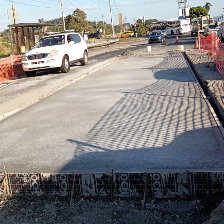 MOPPma's tweet photo. 📍Panamá | Con la finalidad de mejorar la red vial en la ciudad, nuestro #EquipoMOP continúa realizando los trabajos de reposición de losas en la vía, en la Ave. Omar Torrijos, frente a las exclusas de Pedro Miguel. 
#TrabajandoPorPanamá🇵🇦 https://t.co/2K4riKNVT0