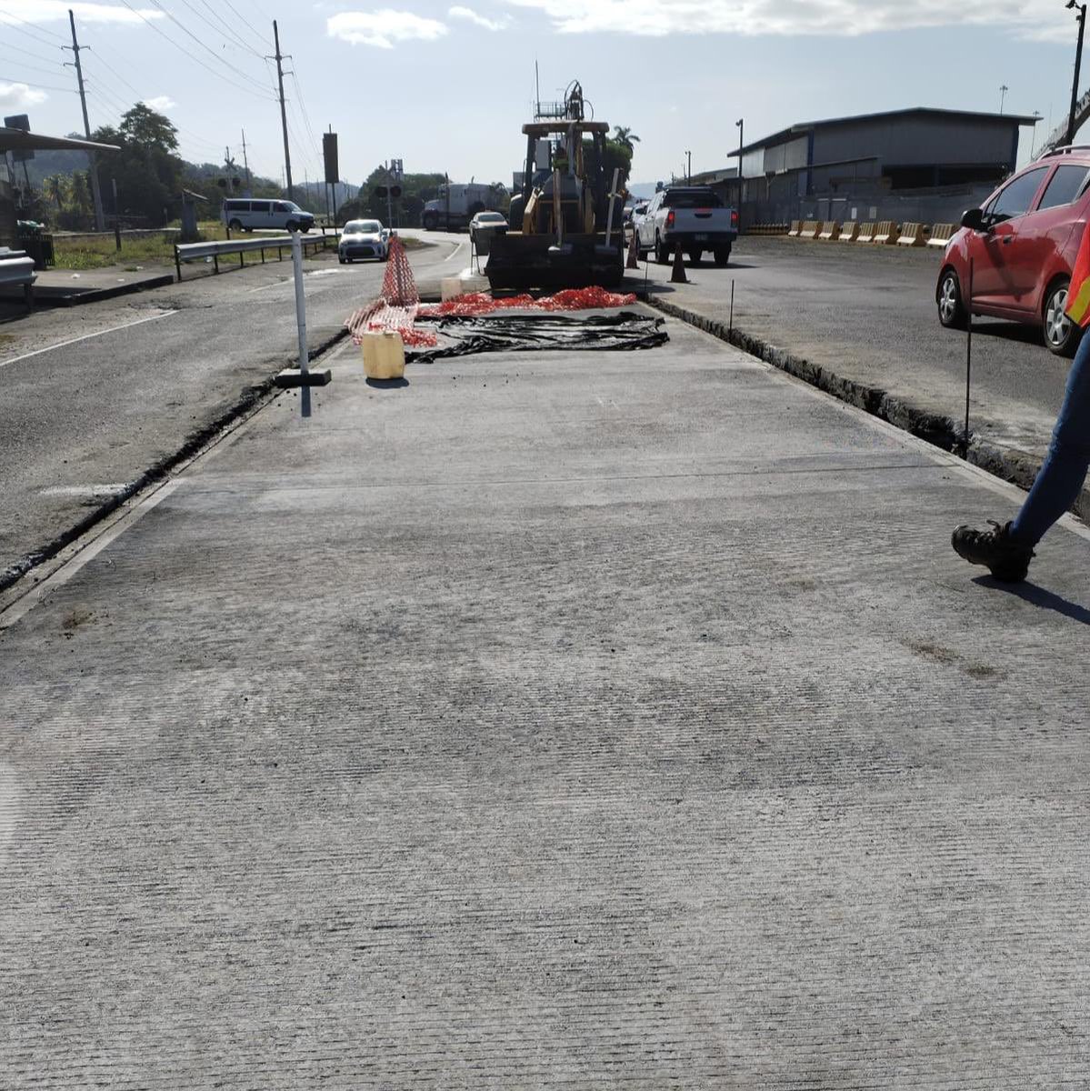 MOPPma's tweet photo. 📍Panamá | Con la finalidad de mejorar la red vial en la ciudad, nuestro #EquipoMOP continúa realizando los trabajos de reposición de losas en la vía, en la Ave. Omar Torrijos, frente a las exclusas de Pedro Miguel. 
#TrabajandoPorPanamá🇵🇦 https://t.co/2K4riKNVT0