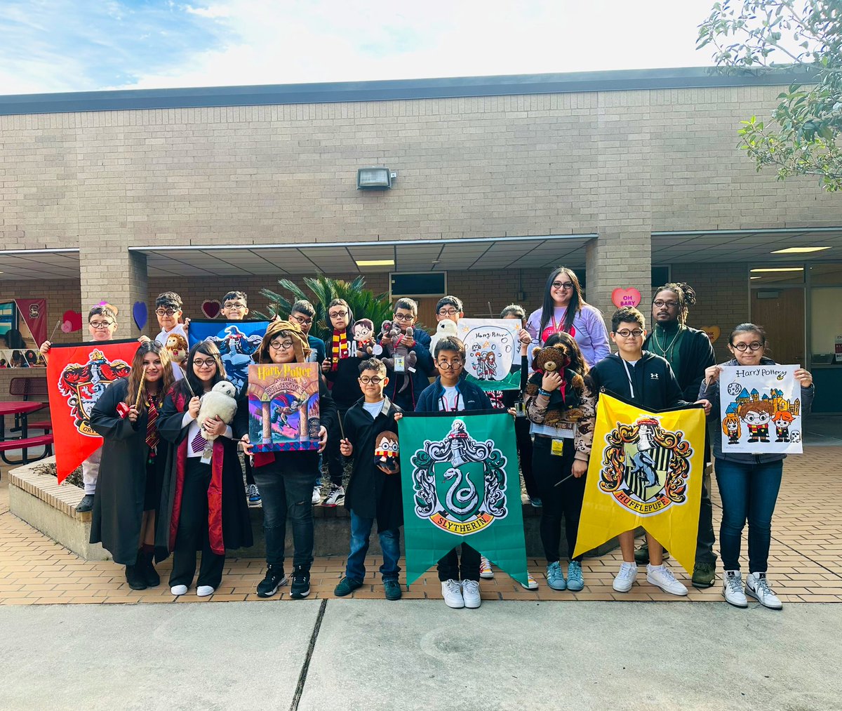 MsAHurtado_ELA's tweet image. 📚Our Book Parades are simply magical🪄 @StehlikES_AISD