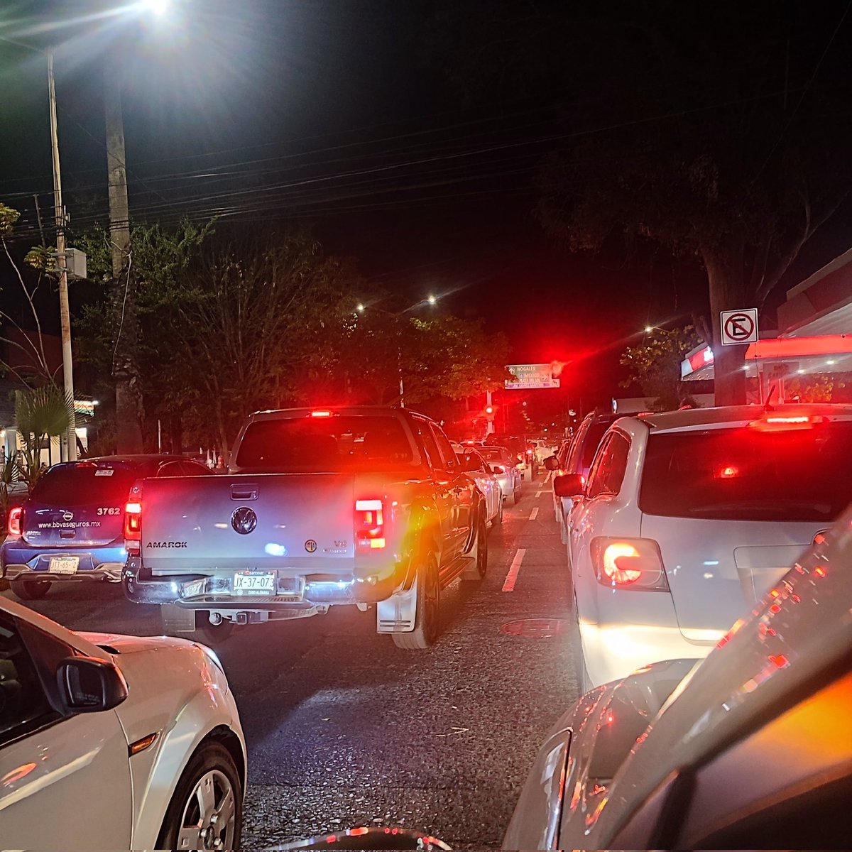 JeAnJiBe's tweet photo. @AgenciaAMIM @Trafico_ZMG 

Hagan paro, tenemos 40 min en 2 cuadras, el cruce de patria y López Mateos es un cagadero, ayúdenme a etiquetar a movilidad jal porfa.

@ https://t.co/9jEyHqvGka