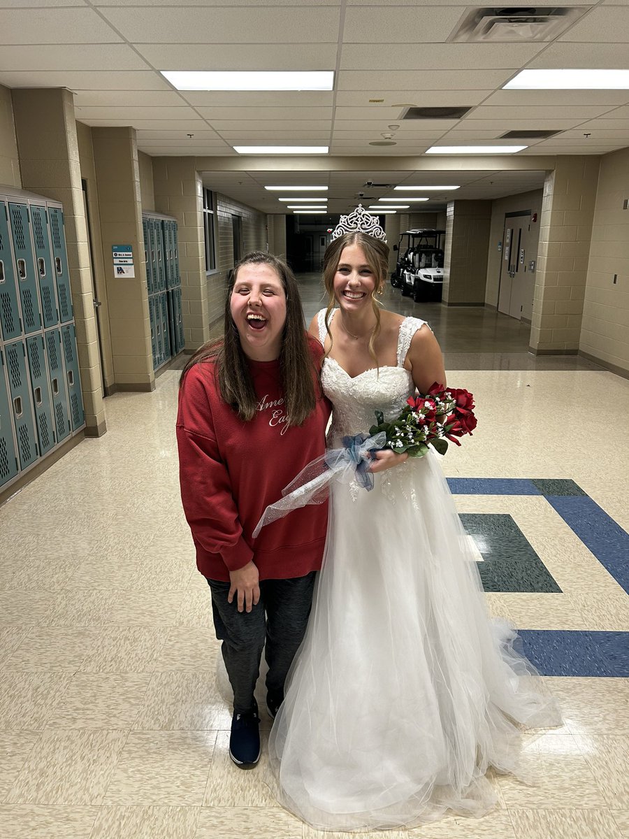 Congratulations to senior Katie Hodge on being crowned homecoming queen! We love our girl so it’s good to see everyone else does too! Also, 2 for 2 on homecoming queens this year!! 👑👸🏼