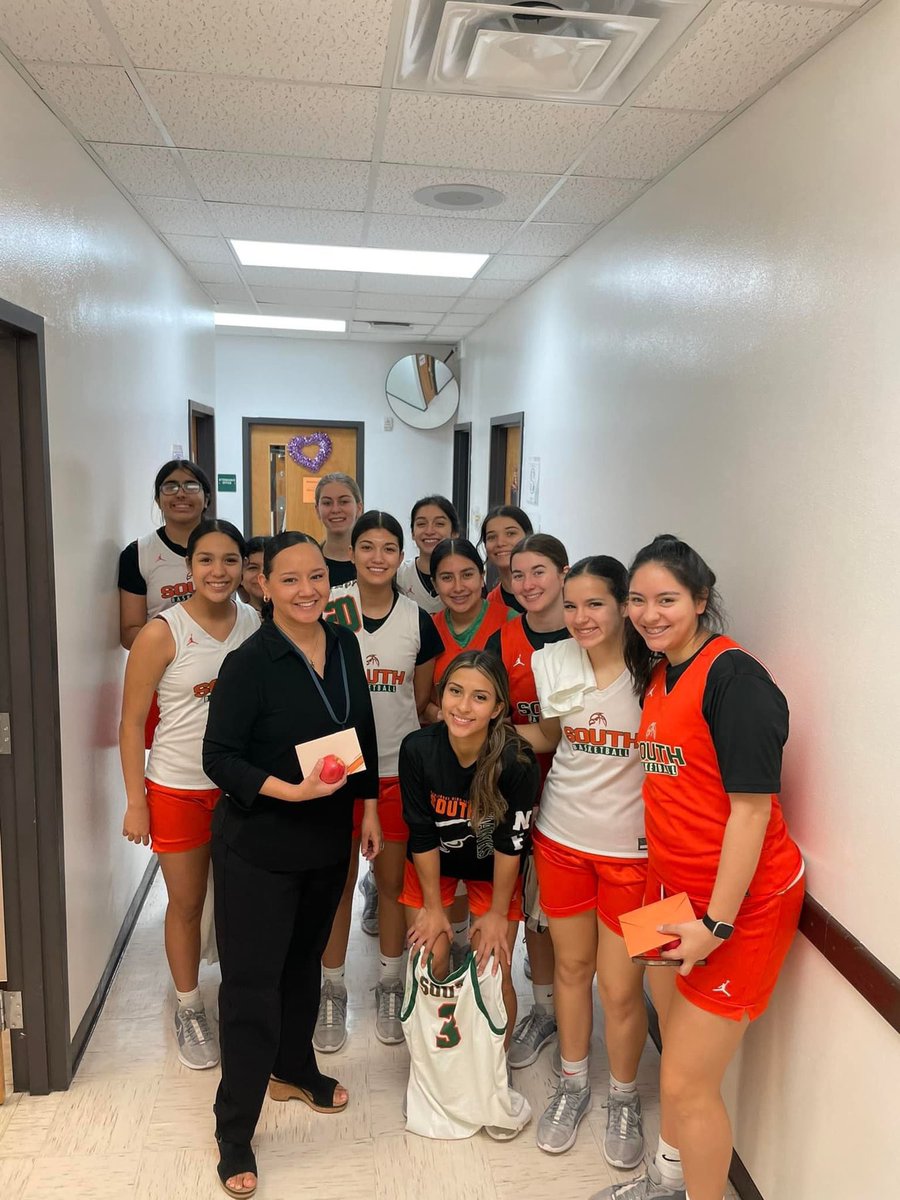 HHSSGBB's tweet photo. Our Lady Hawks showed some appreciation to a teacher who has impacted their lives during their time here at Harlingen South. We thank ALL our staff and administrators for the continued love & support! Harlingen CISD Athletics #AStepAbove @HCISD_Athletics https://t.co/d2NA1mbkHy