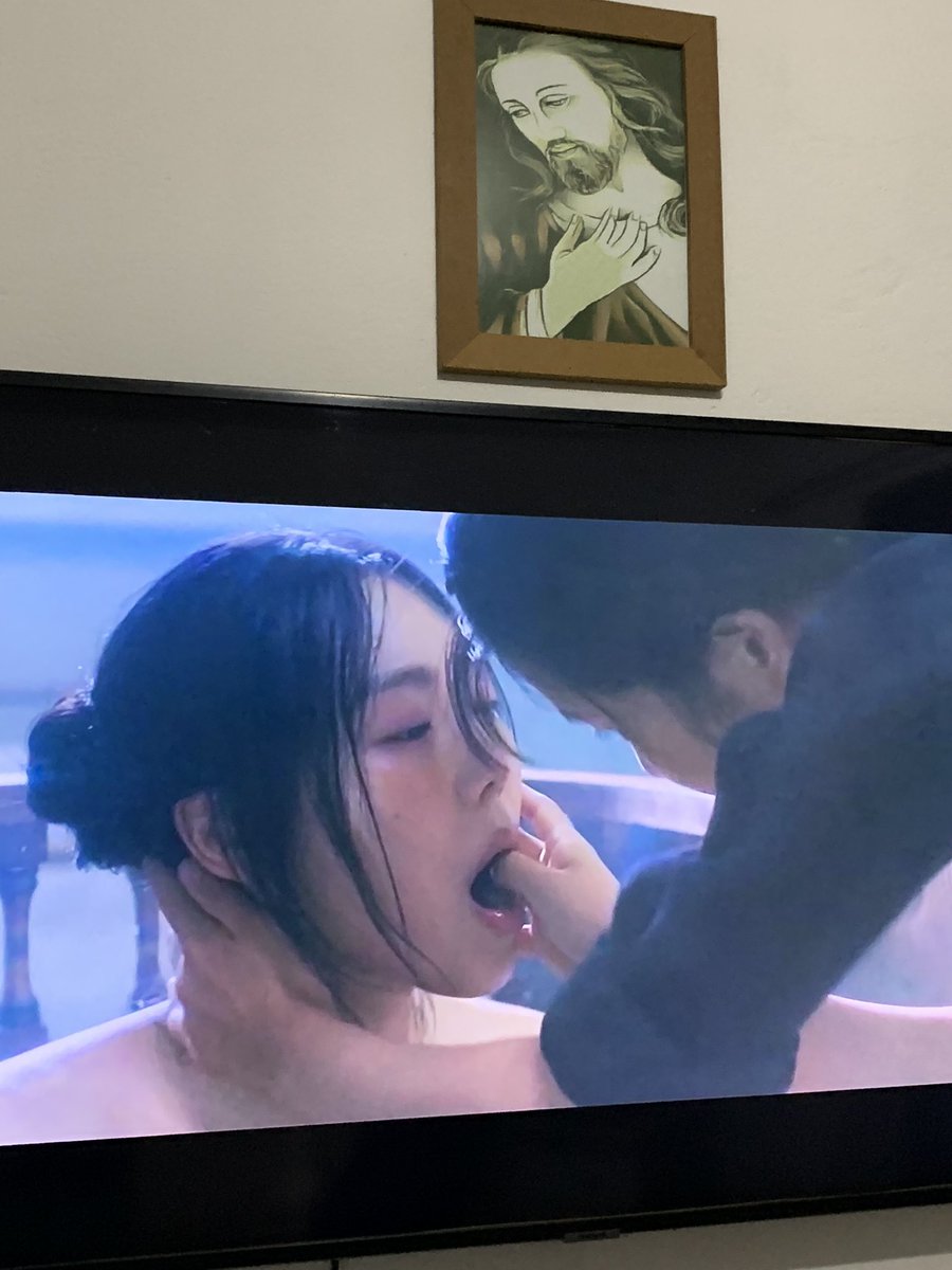 to vendo the handmaiden no quarto da minha mãe e agr to sentindo culpa cristã com jesus triste em cima da tv