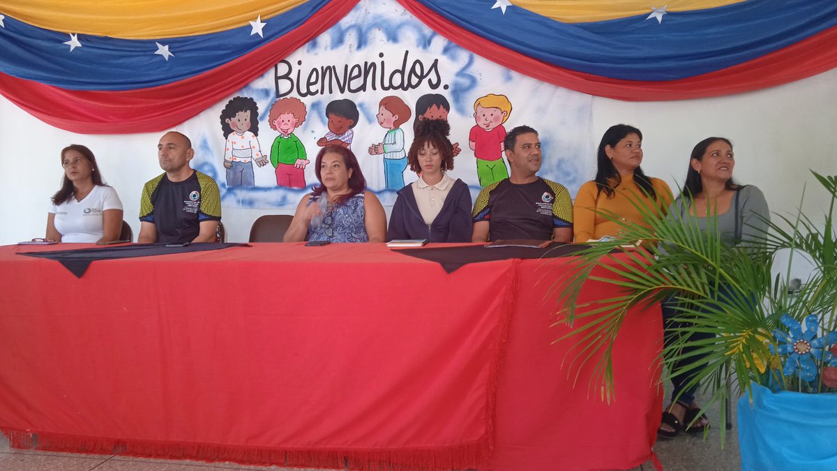 Klelia67's tweet photo. @ZYSEGMIRANDA CEIE Carmen Aquino de Díaz, UEE Teotiste Arocha de Gallegos, UENB María Teresa del Toro, territorio 9 municipio Cristóbal Rojas Certificados 058 gracias a la perseverancia de la profe Leticia Cordero, Lidice Ramírez y @pastoranacary @HectoRodriguez @_LaAvanzadora https://t.co/UMjBCnZ48k
