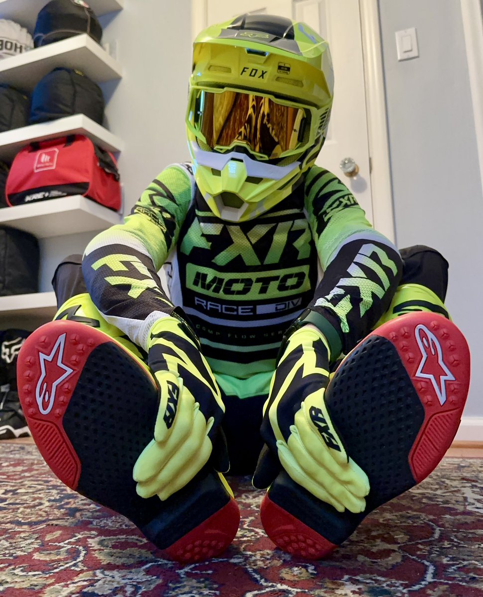 ApriliaRiderV4's tweet photo. I love my #Alpinestars #Tech10 boots. 🥰😈
#FootwearFriday https://t.co/InDZETANIx