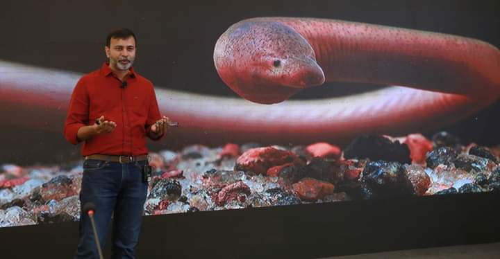 LabRajeev's tweet image. The fosorial synbranchid eel and me!
 I love this photo from my recent talk at the @GSFK2023 Amuseum Series
#ScienceComm #Sciencecommunication #SciComm 
#Science