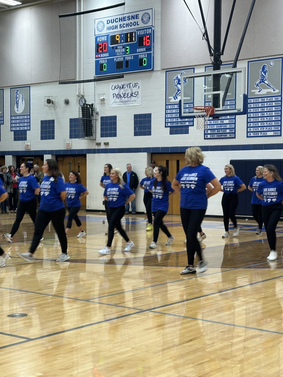 Athletics_DHS's tweet photo. What a half time show! Great job Diamondline and alumni Pommers!
Halftime Score
Pioneers 20
Sumner 16 https://t.co/sMM3AkvXpH