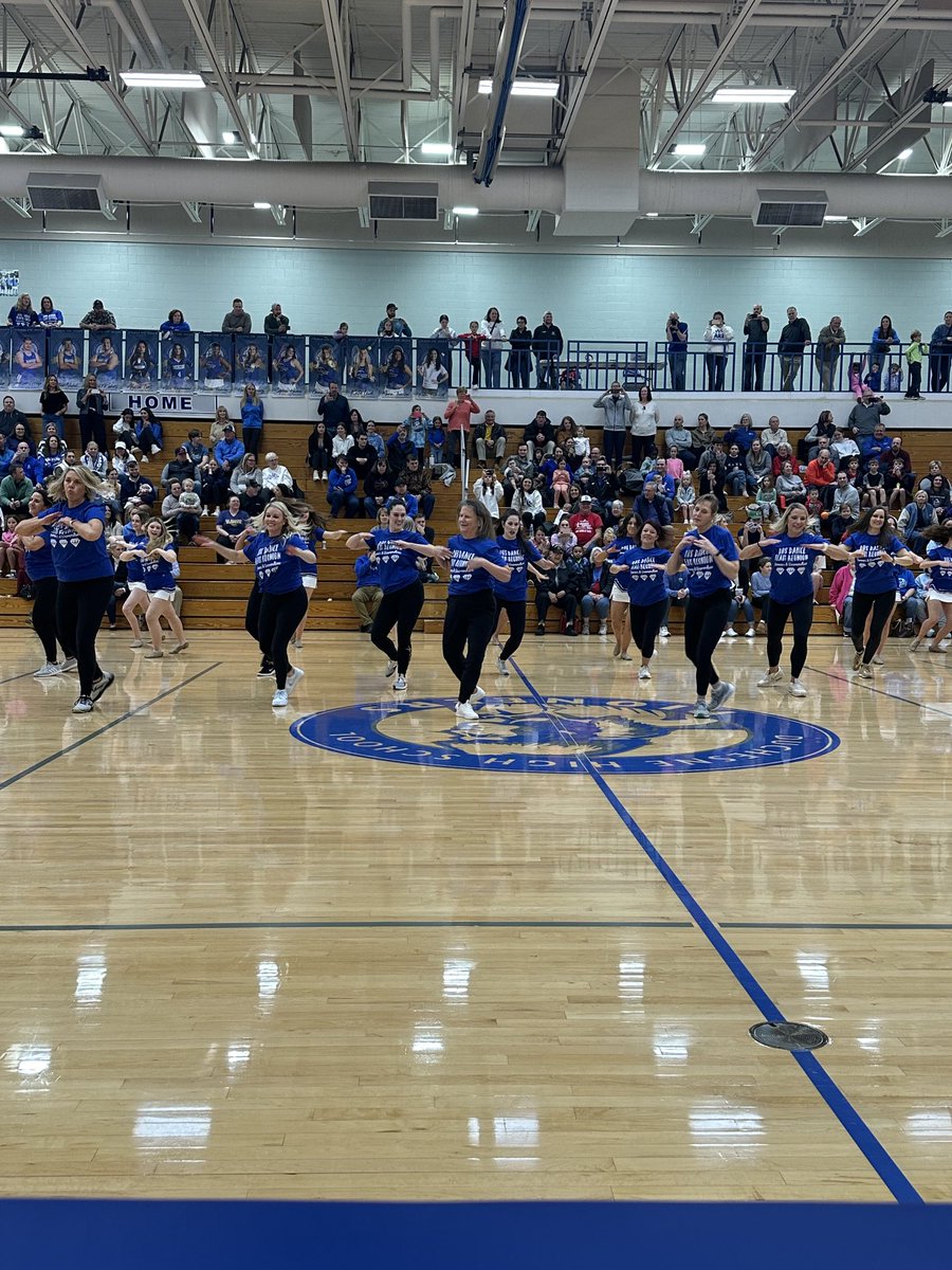 Athletics_DHS's tweet photo. What a half time show! Great job Diamondline and alumni Pommers!
Halftime Score
Pioneers 20
Sumner 16 https://t.co/sMM3AkvXpH
