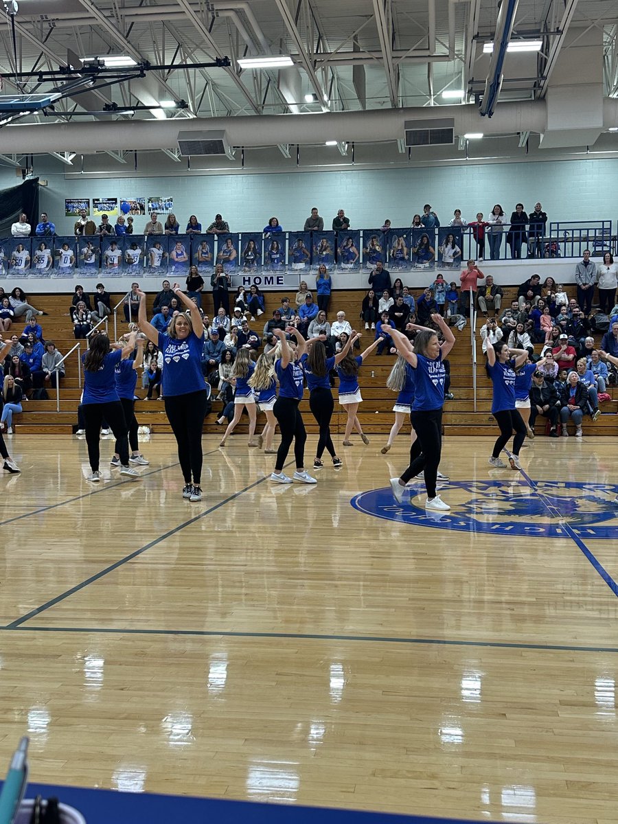 Athletics_DHS's tweet photo. What a half time show! Great job Diamondline and alumni Pommers!
Halftime Score
Pioneers 20
Sumner 16 https://t.co/sMM3AkvXpH