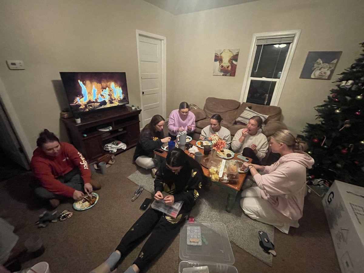 UNKSoftball's tweet photo. Team dinner tonight hosted by a couple teammates. Thank you Fat Mike’s Beef for the steaks! 😋🙌 

And thank you to Seth Breinig, our grill master 🤌

5 days until season! https://t.co/k89ZzqNqGU