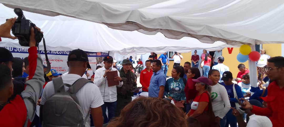 Banavihaldia's tweet photo. #BanavihAmazonas🇻🇪||El ministro @IMVillarroel1 en compañía del 
gobernador del Edo. Ing.Miguel  Rodríguez, lideraron la entrega de 8 viviendas a familias venezolana a través del financiamiento por Mercado Secundario en el Urb. desarrolló Habitacional Maisanta.
#SeguimosAvanzando https://t.co/Nda2kUVKDK