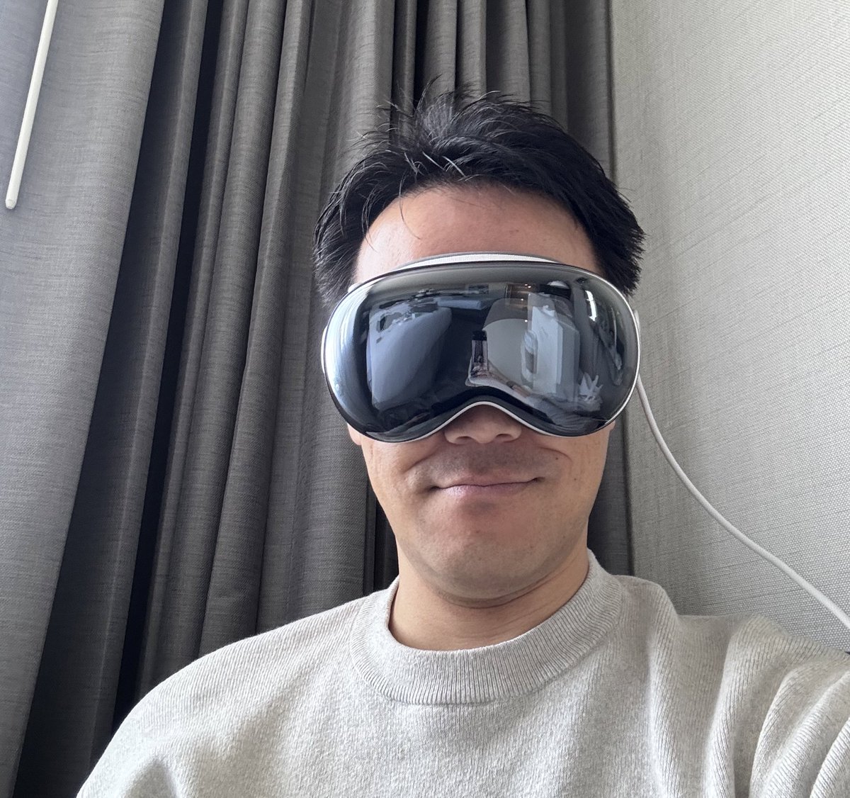 takaki_ishii's tweet image. ホテルでセットアップして、一通り体験しました。

この日のために撮影していた娘のSpatial videoを再生したのですが、没入感が本当に素晴らしく心にくるものがありました…（数年後に見ると泣くやつ笑

改善点も色々あると思いますが、ファーストプロダクトとしては大満足です。