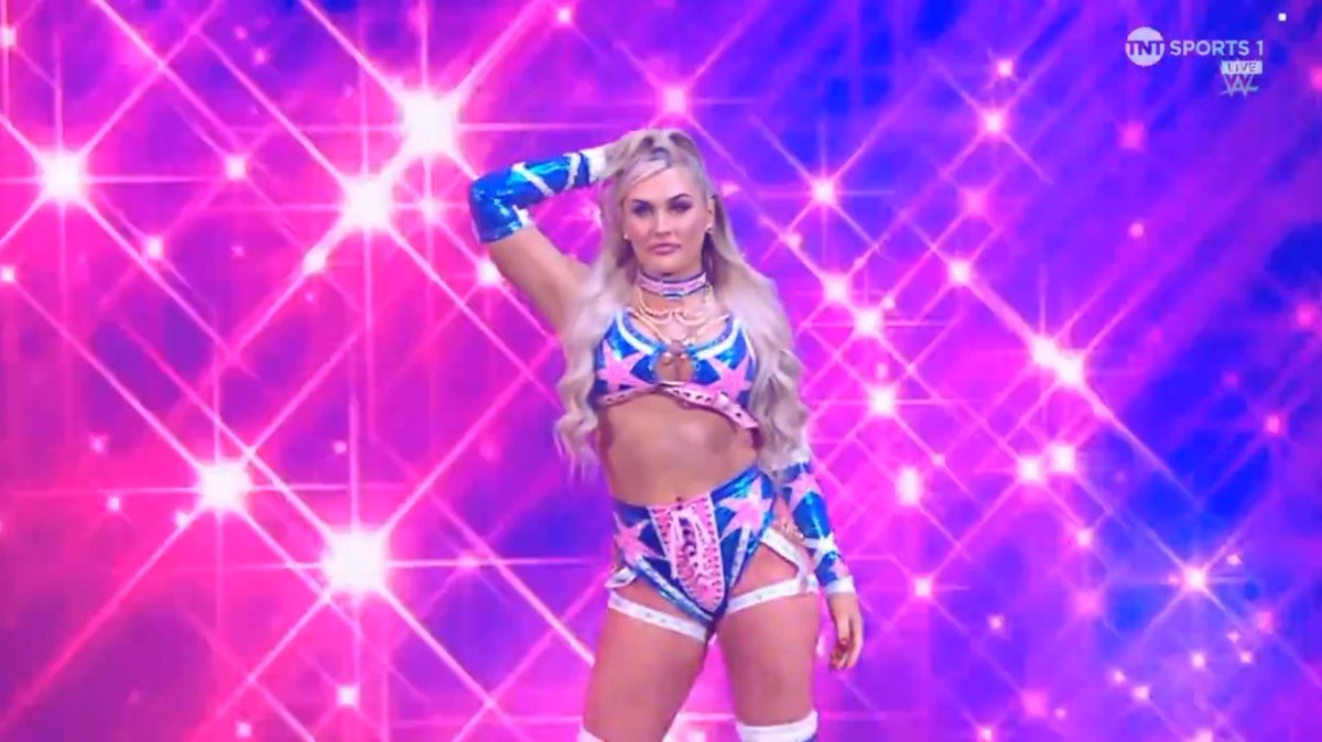 Tiffany Stratton debuta oficialmente en #Smackdown