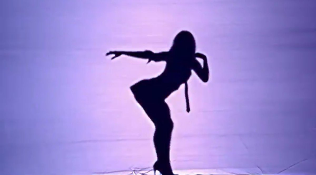 notgwendalupe's tweet photo. las de la intuicion by shakira (2007) dir. shakira https://t.co/26eMxUEp6V