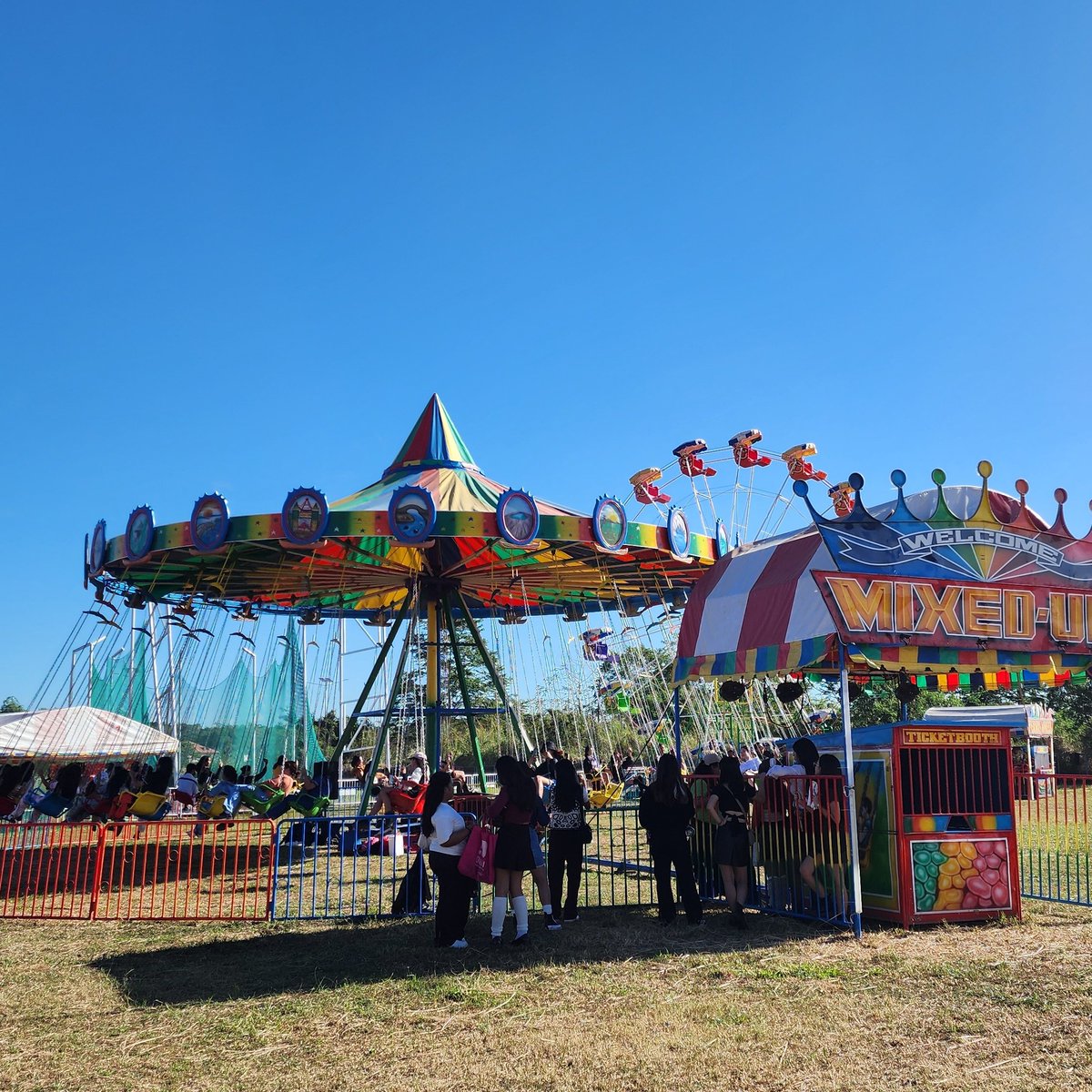 pulpliveworld's tweet image. We ride and feel alright at these three thrilling rides here at the ENtertainment Zone! 🎡 Which ride is your absolute favorite? 🙌 

#ENHYPEN #엔하이픈 #EN_WORLDTOUR_FATE #FATE_IN_NEWCLARKCITY