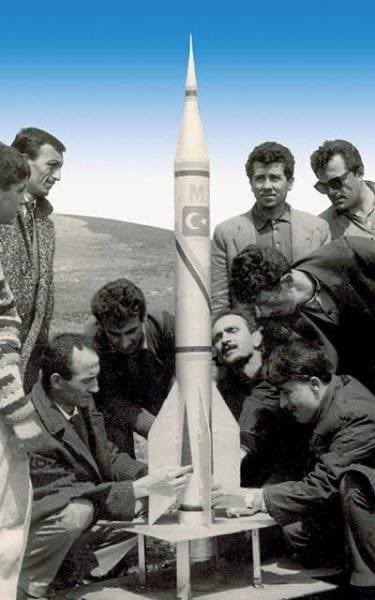 Türkiye nin Elon Musk’larını kim engelledi?! 

1959 yılında, Bandırma’da lise öğrencileri tarafından, Türkiye’de eşi görülmeyen bir kulüp kurulur: "Bandırma Füze Kulubü" 

Kulübe dahil olan öğrenciler kendi aralarında amatör etkinlikler düzenliyorlar; uzay, evren ve uzaylılar
