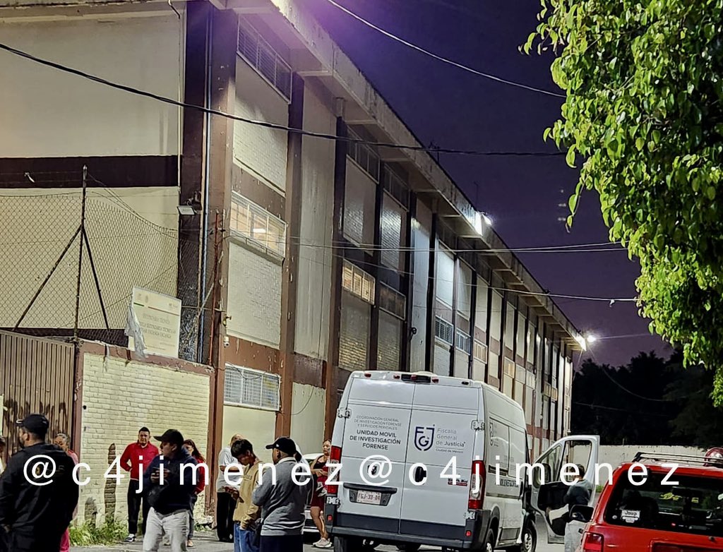 c4jimenez's tweet photo. SE MUERE NIÑO en SECUNDARIA
Un menor de 13 años murió esta tarde dentro de esta secundaria pública en @A_VCarranza
Aseguran q se desvaneció solo, pero q el apoyo médico tardó más de una hora en llegar.
Solo certificaron su muerte.
@SSC_CDMX y @FiscaliaCDMX ya están en el lugar. https://t.co/0rrHD0el3o