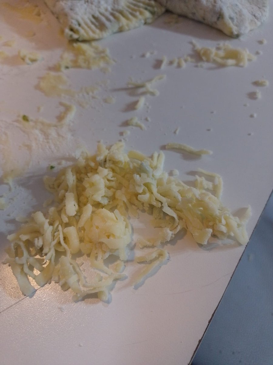PupiUp's tweet photo. @LaPaulinaAR hoy compre este queso en hebras de la paulina y estaba todo podrido por dentro. 
Y no, no venía queso azul en el mix. https://t.co/gGTDZelyQd