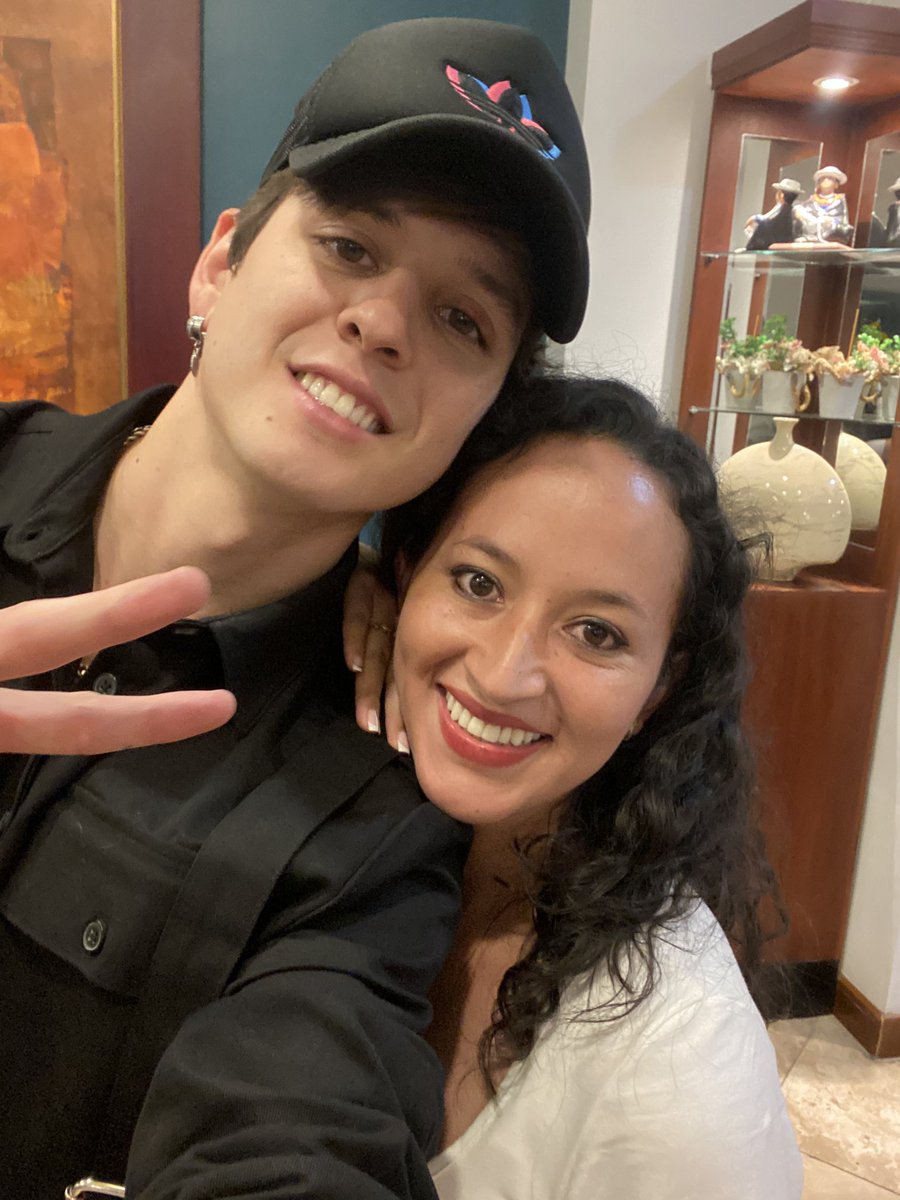 honeychrisv's tweet photo. Conocí a Chris por el #LaBandaChristopher me dio curiosidad y entre a ver su presentación, luego me dio mi primer abrazo y ya nunca más lo solté 😍 me siento muy orgullosa de sus logros y los que están por llegar
Prometo quedarme hasta el fin
CHRIS MY HAPPY PLACE
@christophervele https://t.co/cc3wCIdMON