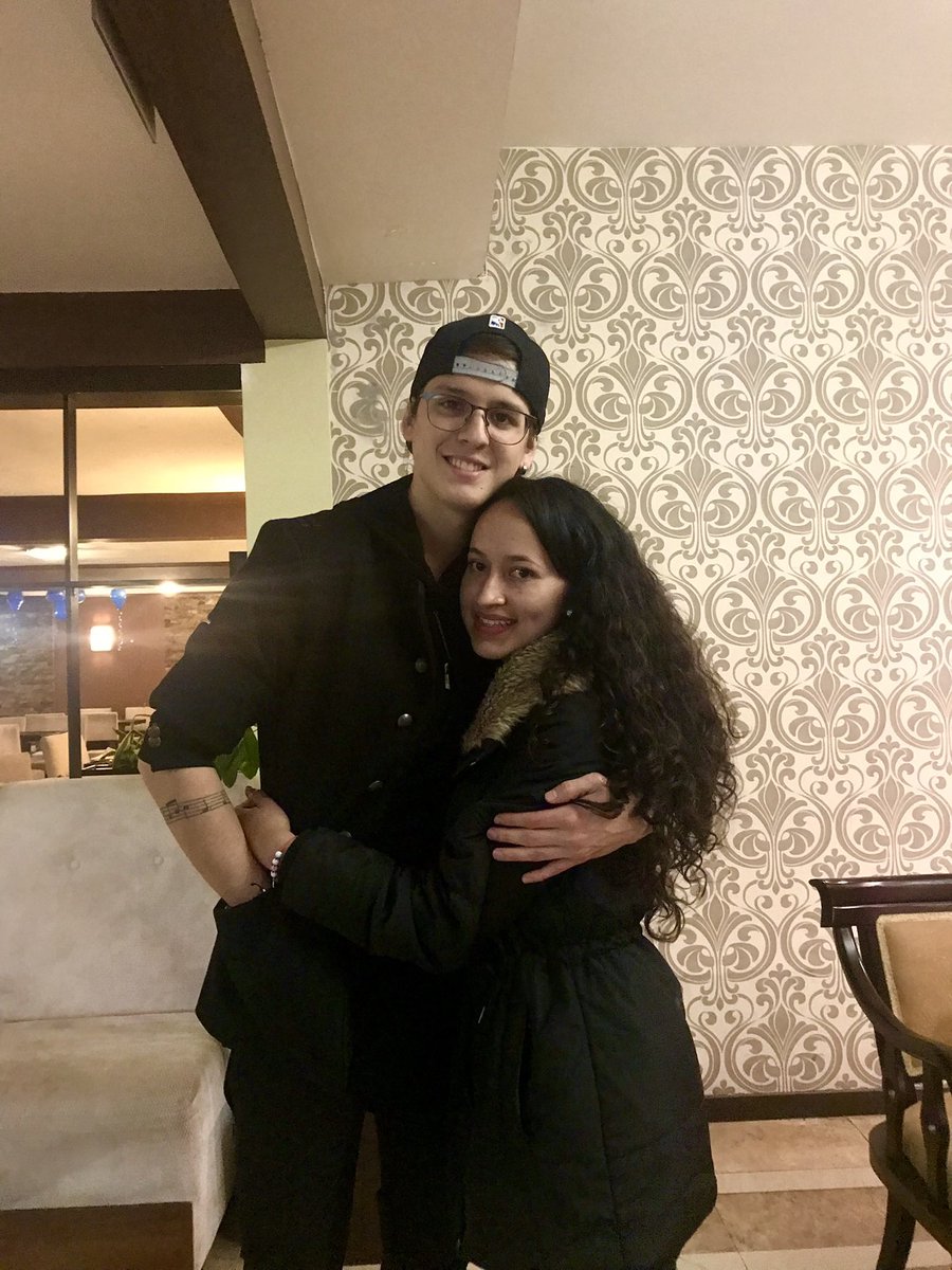honeychrisv's tweet photo. Conocí a Chris por el #LaBandaChristopher me dio curiosidad y entre a ver su presentación, luego me dio mi primer abrazo y ya nunca más lo solté 😍 me siento muy orgullosa de sus logros y los que están por llegar
Prometo quedarme hasta el fin
CHRIS MY HAPPY PLACE
@christophervele https://t.co/cc3wCIdMON