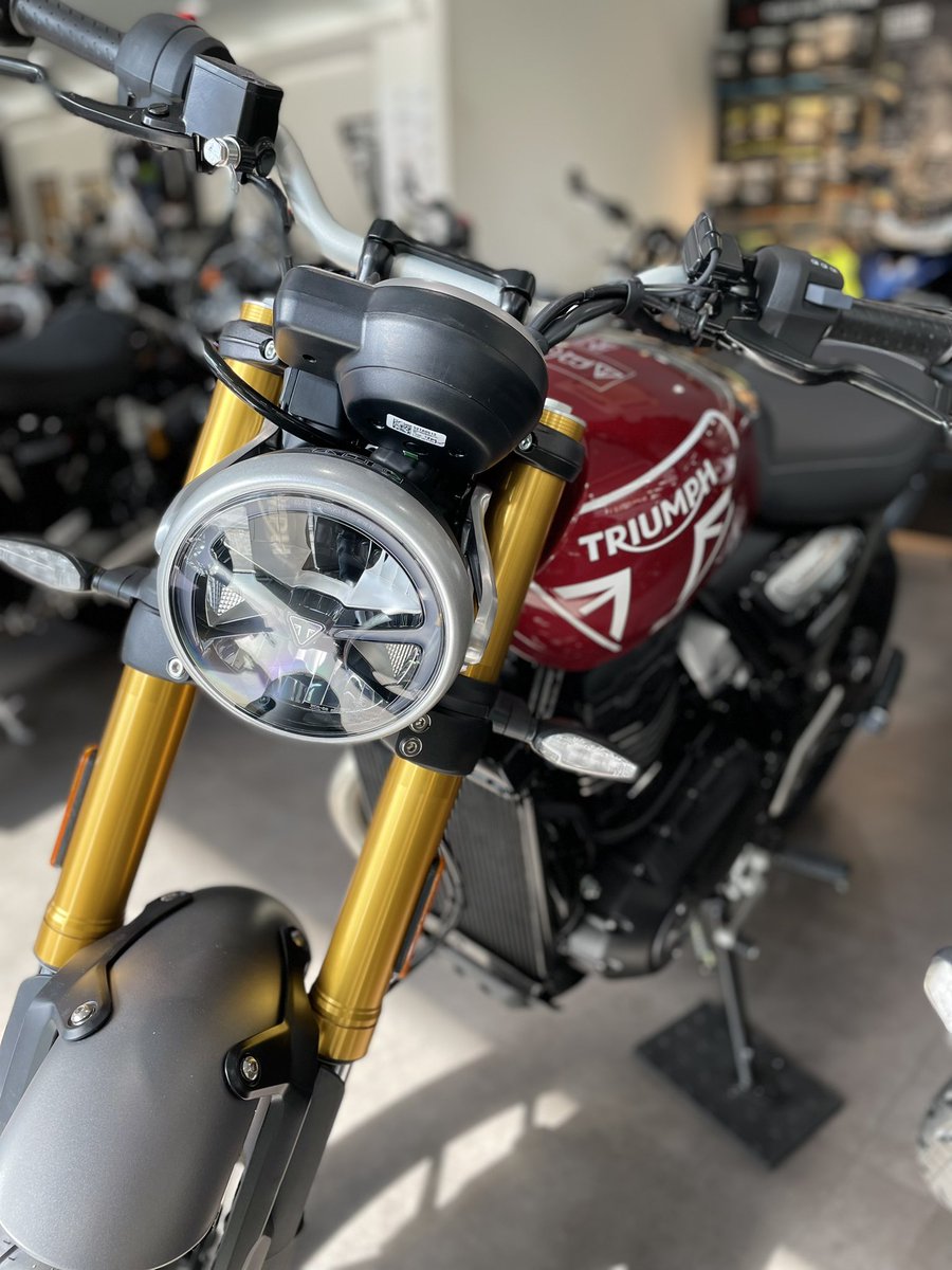 Triumph_KOBE's tweet photo. 日曜日(2/4)は我��がTマネージャーが神戸ヘルプとして久しぶりに店頭に立ってくれます！東京お台場で乗りまくってきた新型400ccの興味深いお話や、購入や買い替え、愛車のカスタムなど親身に相談に乗ってくれますよ！時間のある方は是非とも神戸に遊びに来てください！ https://t.co/UYr1Omt3LT