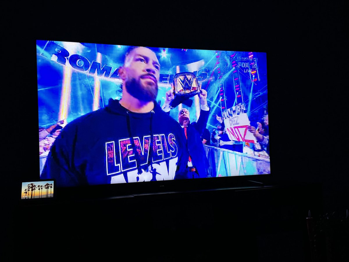 nikoexxtra's tweet photo. Homie really got by with an Acknowledge Deez Nutz sign? 😂 
#Smackdown https://t.co/wvNvUDd38U
