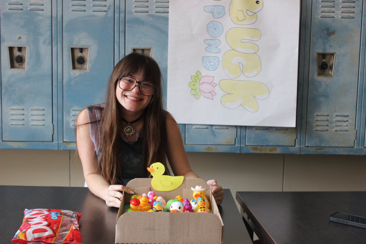 ROLLING THE DICE - Bowie upperclassmen create, run, and enjoy probability themed games through the AQR Carnival this Thursday and Friday. Edward Day’s class of seniors created a myriad of games, from pulling ducks out of ponds to cup pong. 📸: Audrey Cullinane and Zach Tishgart