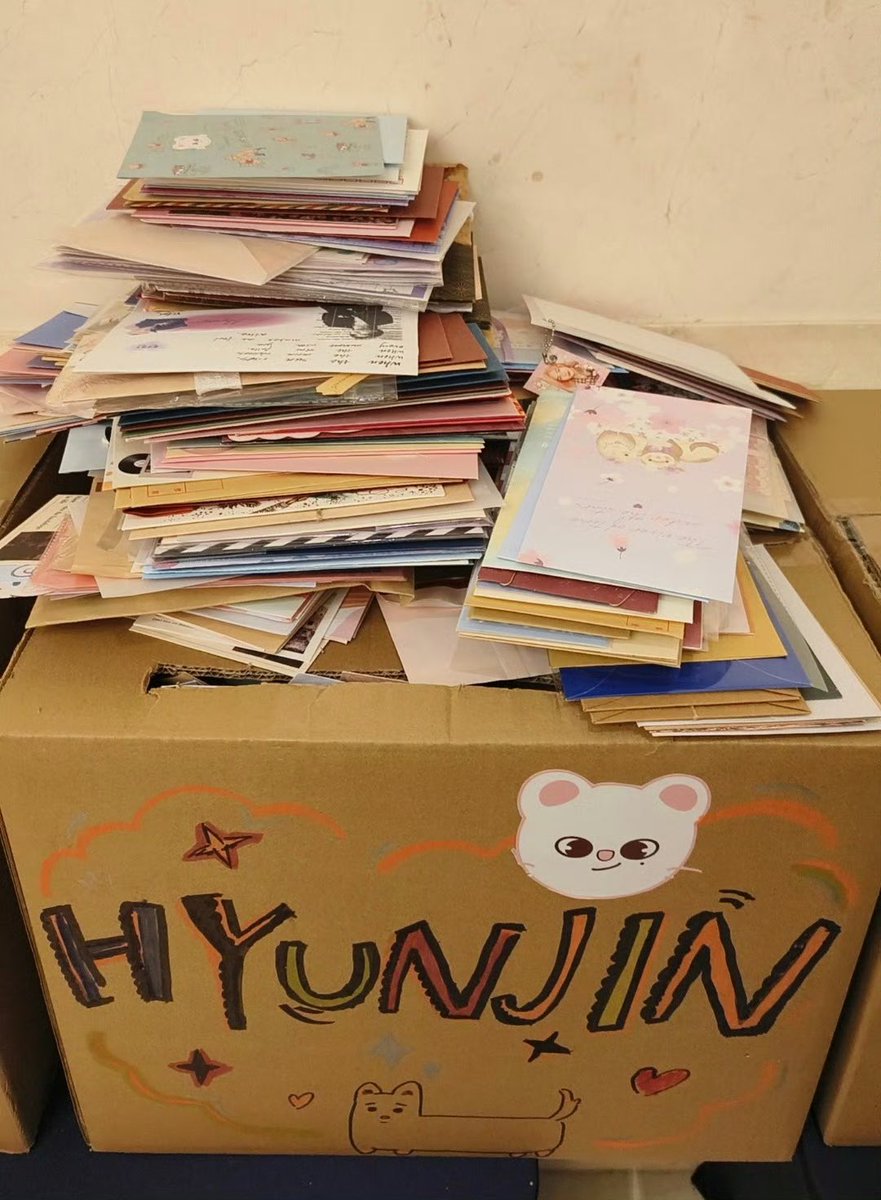 HHJ_Data's tweet photo. staff clearing letters nonstop 🤯☺️

#현진 #Hyunjin 스트레이키즈 현진 
#黄铉辰 #ヒョンジン @Stray_Kids https://t.co/NAoCCjpXP7