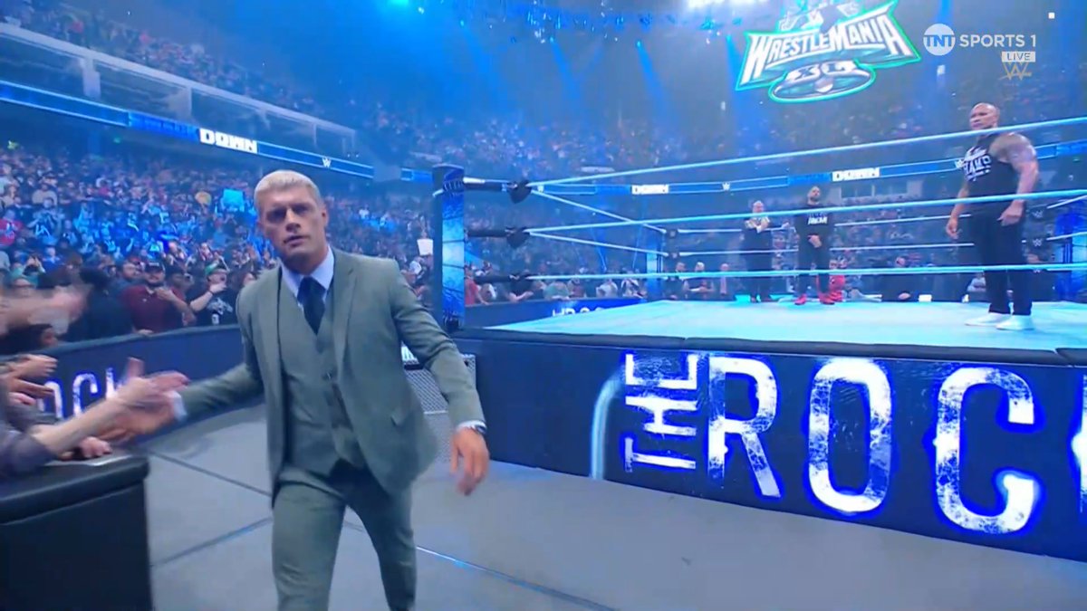 LuigiWrestling's tweet photo. Cody Rhodes se marcha del ring y le deja a The Rock con Roman Reigns. No me lo puedo creer. NO ME JODAS. #SmackDown https://t.co/6tvGLuEZAv
