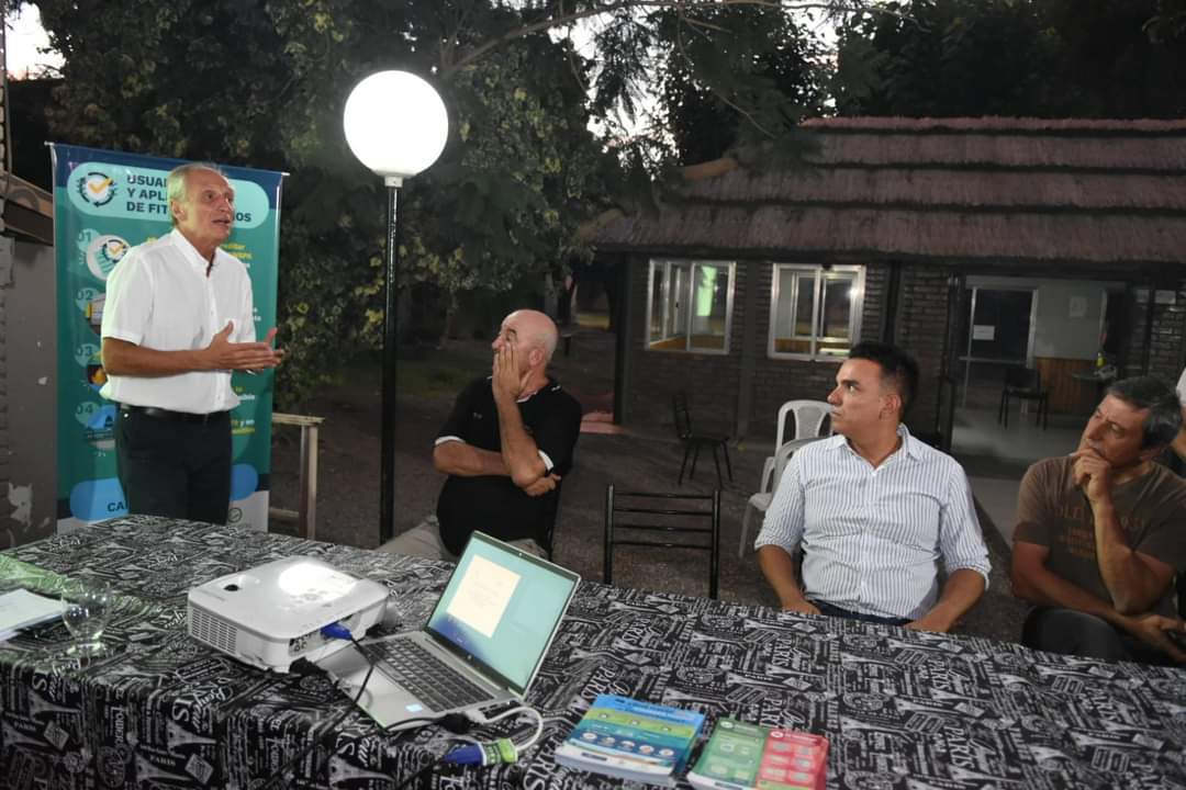MuniSanMartinOk's tweet photo. Este viernes, el intendente @rufeilok puso en marcha, con un trabajo en conjunto realizado entre el #Iscamen y la #CooperativaNuevaCalifornia, un programa de cuidado ambiental a través del cual, se reciben y acopian envases de productos agroquímicos.
#SanMartinAdelante https://t.co/4RBzYRiU0d