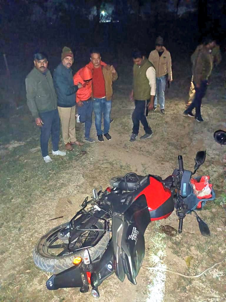 .<a href="/gondapolice/">Gonda Police</a> द्वारा लूट की घटना का मात्र 09 घंटे में सफल अनावरण ,घटना में संलिप्त शातिर बदमाश पुलिस मुठभेड़ में घायल/गिरफ्तार, कब्जे से 01 अवैध तमंचा मय कारतूस, घटना में प्रयुक्त मोटरसाइकिल, लूट की शत्–प्रतिशत धनराशी 8 लाख 54 हजार रूपये बरामद । पुलिस टीम को ₹25000/- पुरस्कार ।