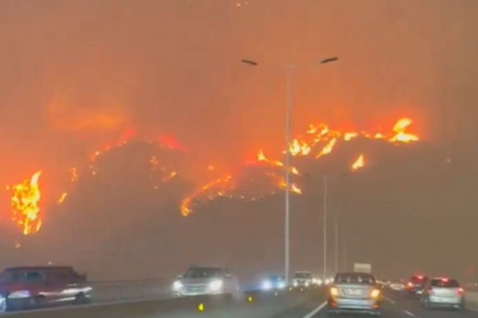 ACambiarlos's tweet photo. Nunca habíamos tenido tantos ni tan agresivos incendios
Nunca habíamos tenido tantos ni tan agresivos ilegales
Nunca habíamos tenido tantos ni tan agresivos comunistas

Señores
Chile está bajo ataque
Hora de cazar terroristas

#UnComunistaUnCriminal https://t.co/sTE9GGW4Dw