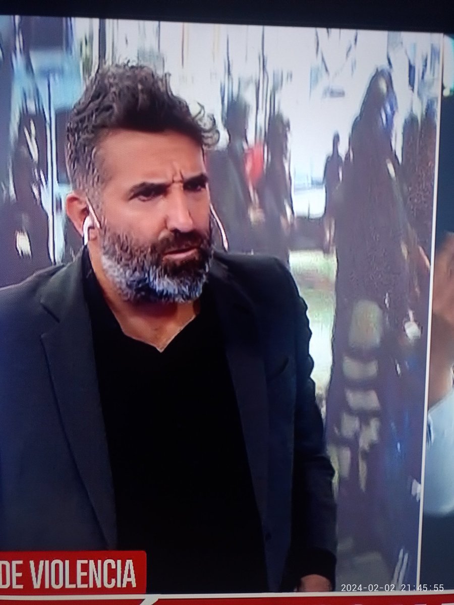 Este periodista es culpable y crónica también de generar peleas, enfrentamientos  con la mentira del canal del pueblo.  Esta nervioso como mucho pagos serviles a un partido politico. Es repudiado de los barrios humildes. Lo digo con conocimiento de causa