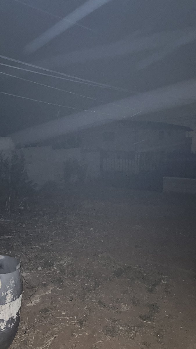 elojodehugo's tweet photo. Así se ve el paradero 5 de Achupallas, Viña del Mar, a esta hora. Mi papá y mi hermano salieron a buscar a mi mamá, pero no pudieron pasar de la esquina. Quedaron llenos de cenizas.

No quiero cárcel para quien haya hecho esto. Quiero la muerte.

Reñaca Alto Olivar Viña Incendio https://t.co/6AYLjtV4sz