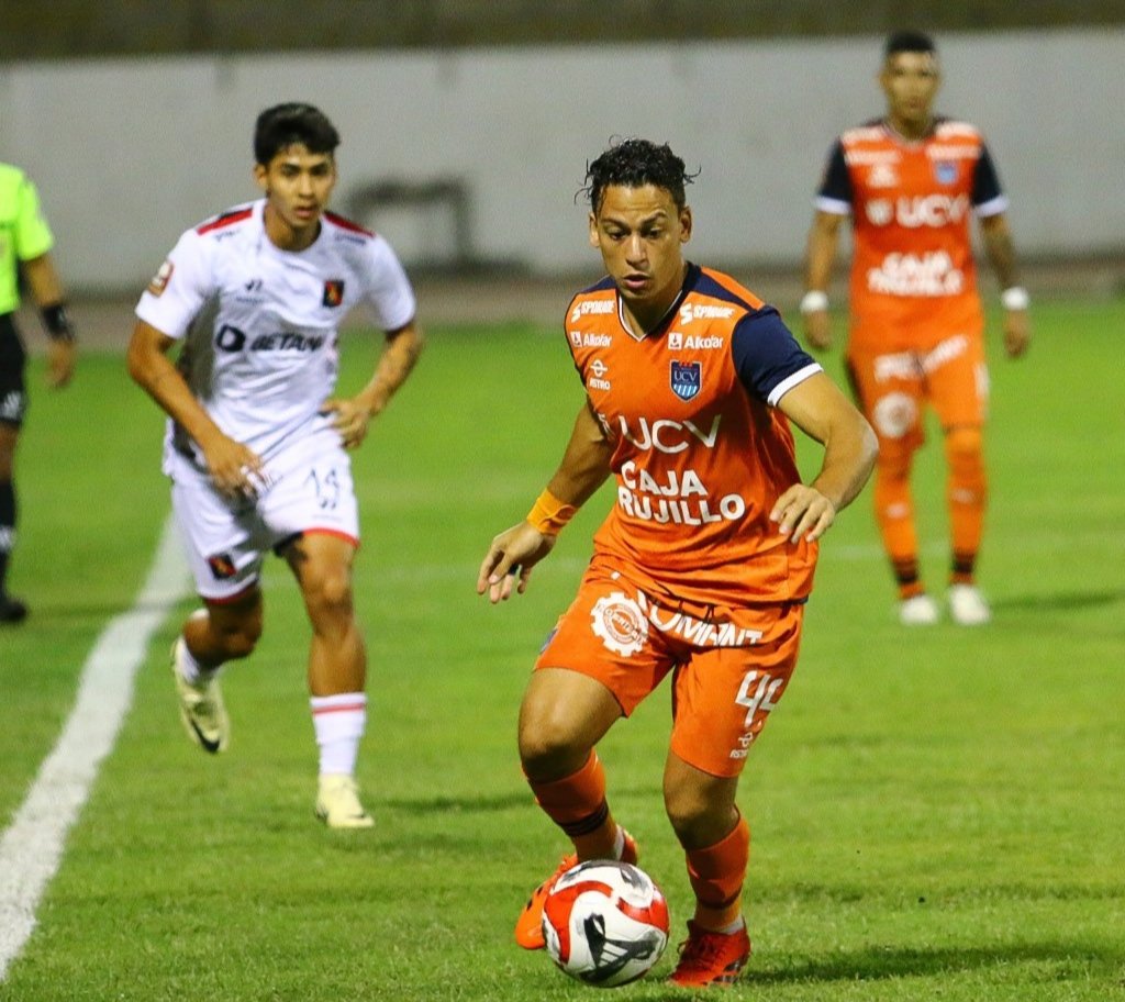 jugada_pre's tweet photo. ¡HUBO VERSOS! 📚
Universidad César Vallejo 🟠🟠 venció 3️⃣-2️⃣ a FBC Melgar 🔴⚫ en un partidazo jugado en el 🏟️ Mansiche de Trujillo. El cuadro de Roberto Mosquero 👨🏽‍🏫 sumó sus primeros tres puntos en el torneo apertura. https://t.co/dqQIKNmmIU